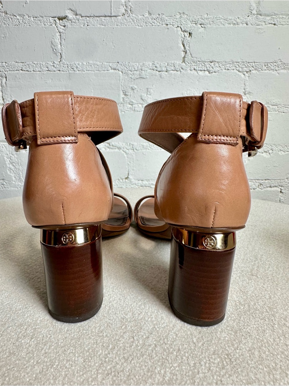 Tory Burch Tabitha Tan Leather Cross-Strap Block Heel Neutral Sandal Gold Accent - Picture 3 of 7